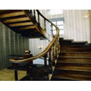 Деревянная лестница радиусная фото