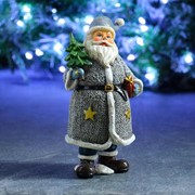 Фигура “Дед Мороз с елкой и подарком“ в белом 10х12,5х22см фотография