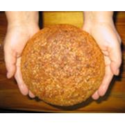 Булочка из целого пророщенного зерна пшеницы «Довольство» фотография