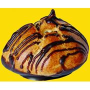 Пирожное Анкоре в темной глазури фотография