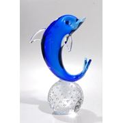 Скульптура Дельфин на шаре фотография