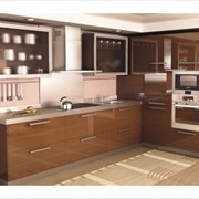 Кухня с фасадами белый глянец/коричневый металлик фотография