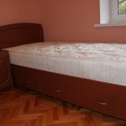 Кровать с тумбочкой фото