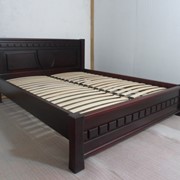 Кровать деревянная из массива ольхи фотография