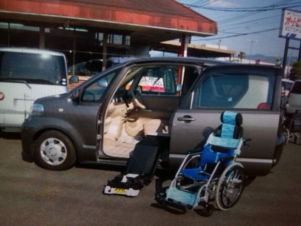 Купить владивостоке легковой. Тойота для инвалидов. Машины с Японии с креслом для инвалидов. Тойота порте с инвалидным креслом. Welcab купить.