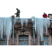 Уборка снега с крыш промышленными альпинистами