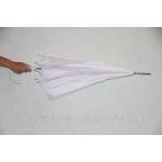 Белоснежный свадебный зонт для невесты. фотография