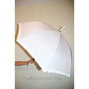 Белоснежный яркий зонт для невесты фото