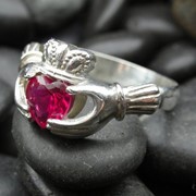 Серебряное кольцо с рубином фото