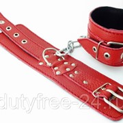 Красные кожаные наручники фото