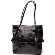 Женская чёрная кожаная сумка крупного тиснения фото