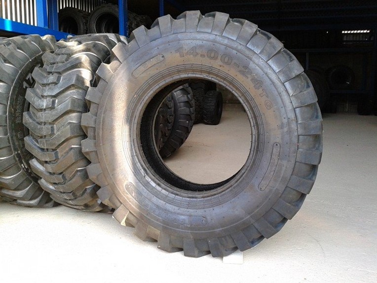 Автогрейдер дз-98 шины. Шины автогрейдера. Колесо на грейдер дз 98. Колеса на автогрейдер гс 14. Автогрейдер кат с с двигателем и до 110,3 квт.