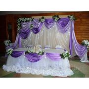 Украшение стола президиума и свадебной арки в сиреневом цвете фотография
