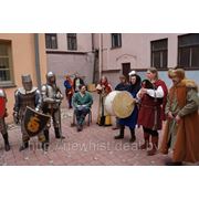 Шоу средневековых музыкантов и танцоров фотография