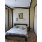 Кровать двуспальная коричнево-бежевая фото