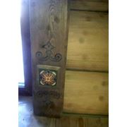 Наличник дверной с художественной резьбой по дереву и керамической розеткой фото