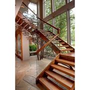 Деревянная лестница без подступенков фотография