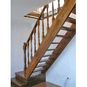 Деревянная лестница эконом-класса с поворотом 90гр. с тонировкой и лакировкой, без подступенки фото