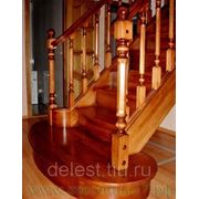 Одномаршевая лестница с заходной ступенью и поворотными столбами на 90 градусов фото