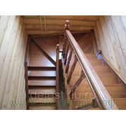 Двухмаршевая лестница с забежными ступенями фото