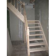 Деревянная лестница эконом-класса с поворотом 90гр. без покраски и без подступенки фото