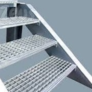 Решетчатые ступени лестниц для мостиков на промзонах фото