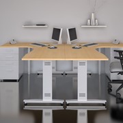Офисная столы на металлическом каркасе