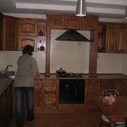 Кухня деревянная в темных тонах массив черешни фото
