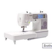 Компьютеризированная швейно-вышивальная машина с ЖК-дисплеем фотография