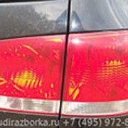 Фонарь задний правый в крышку багажника Volkswagen Touareg 1 фотография