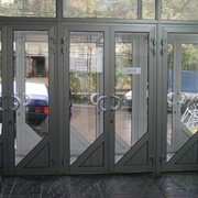 Конструкции из алюминия: входная группа, раздвижные двери и перегородки, распашные двери. фото