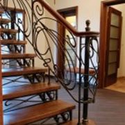Лестница красивая металлическая с деревянными ступенями и оригинальными перилами фото