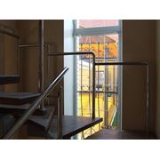 лестница на ломаном косоуре лестница интерьерная фото