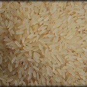 Длинные белые зерна и пропаренного риса фото