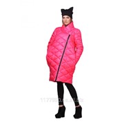 Женская модная розовая куртка-пуховик на зиму фотография