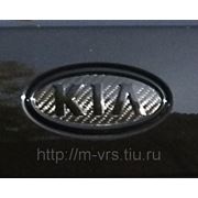 Карбоновая эмблема Kia Rio II фото