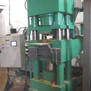 Пресс-автомат встречного прессования для производства кирпича безобжиговым способом, методом полусухого гиперпрессования.