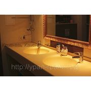 Столешница в ванную комнату монолитом с раковиной из искусственного камня фото