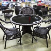 Набор мебели, стол + три стула, искусственный ротнаг фотография