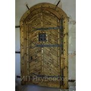 Двери входные и межкомнатные из массива древесины. фотография