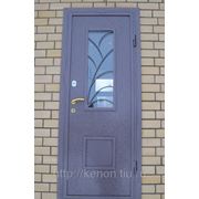 Дверь металлическая с декоративной решеткой и стеклопакетом фотография