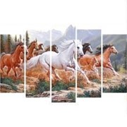Пятипанельная модульная картина 80 х 140 см Табун коричневых лошадей с одной белой скачущие по лесу фотография