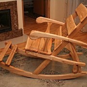 Кресла-качалки из натурального дерева. Кресла- качалки из лучших пород древесины станут актуальными на Вашей даче, загородном доме. Так же такие кресла-качалки очень актуальны для каминных комнат просто гостинных . фото