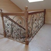Деревянная лестница с кованым ограждением фотография