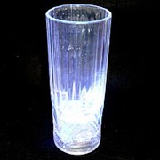 Высокий стакан светится с водой