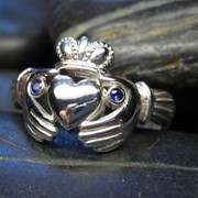 Серебряное кольцо с натуральными синими сапфирами фото
