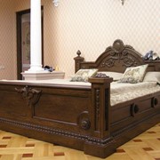 Спальная кровать из натурального дерева