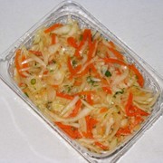 Салат из капусты и острой моркови. фото
