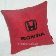Подушка красная Honda вышивка черная фотография