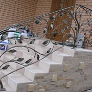 Лестница с коваными перилами и ограждениями Ковка Люкс фото